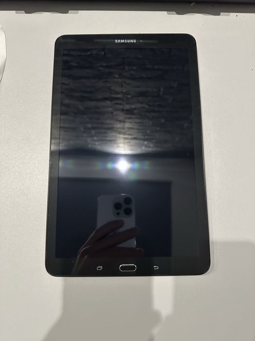 Планшет Samsung SM-T561