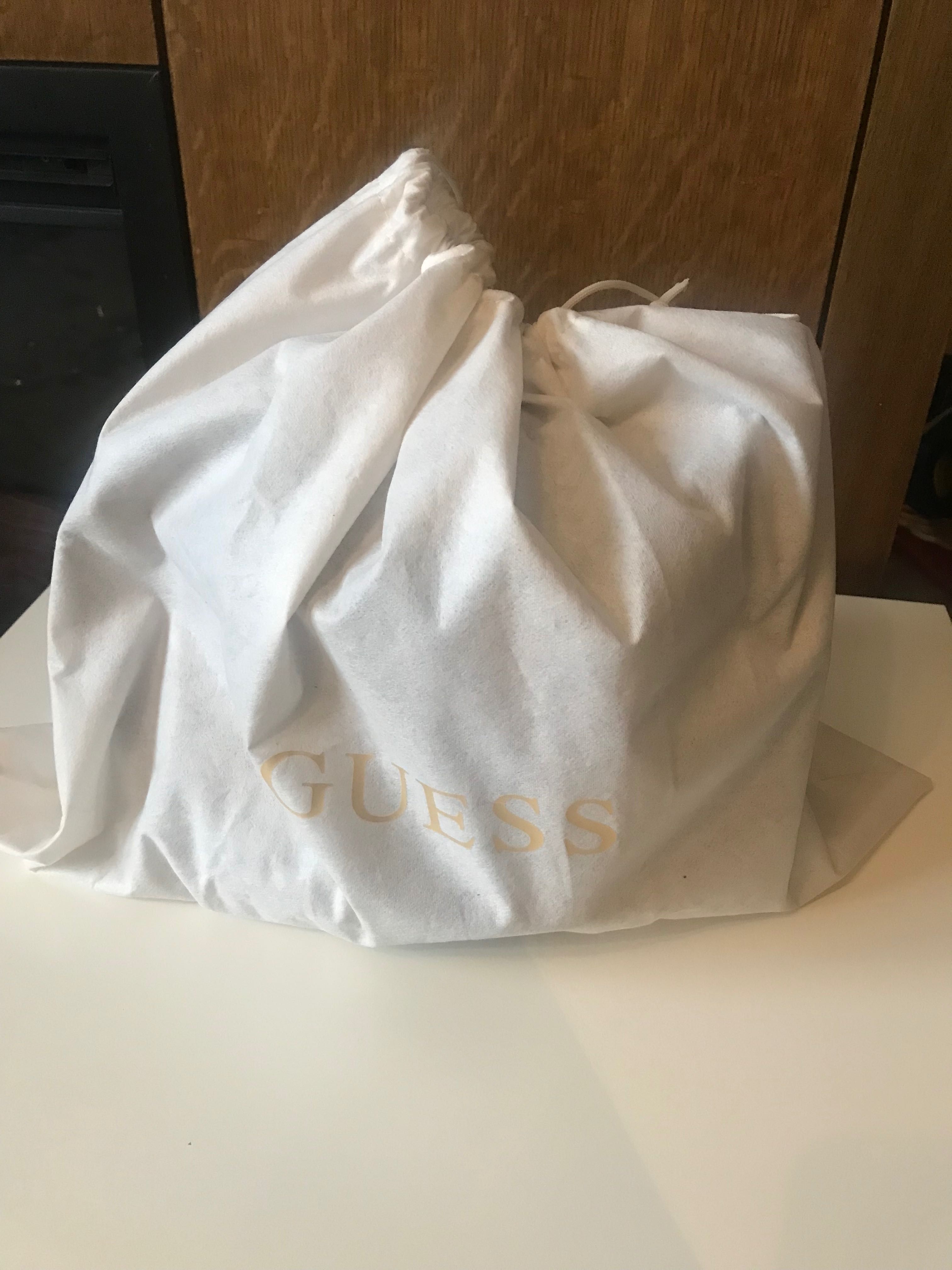 Torebka damska marki Guess