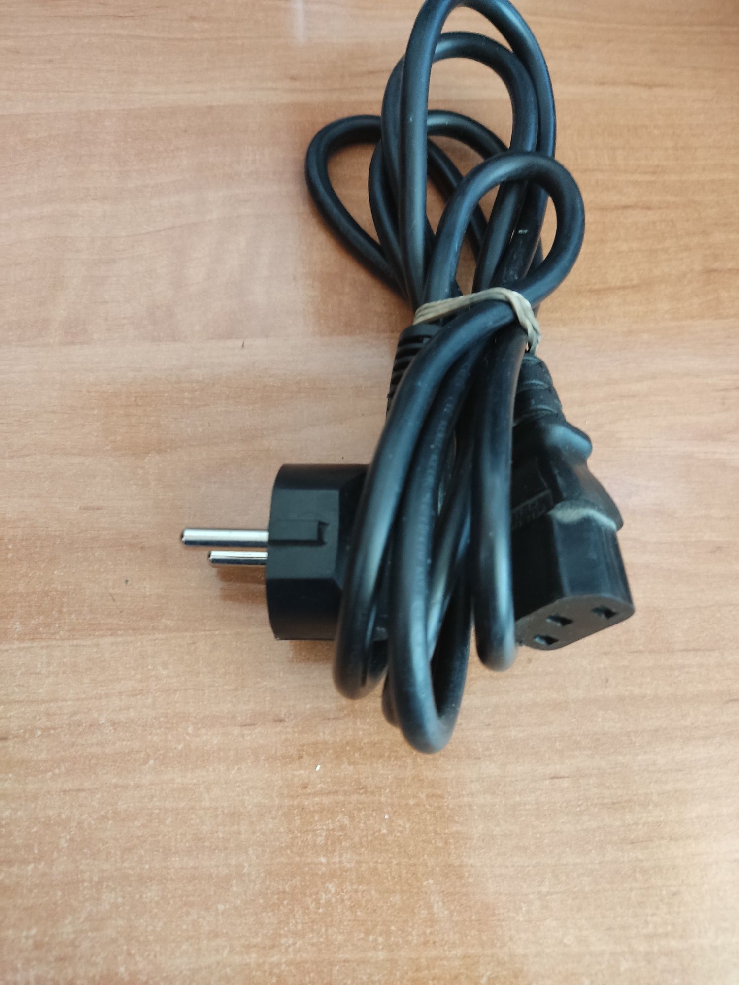 Komputerowy kabel zasilajacy