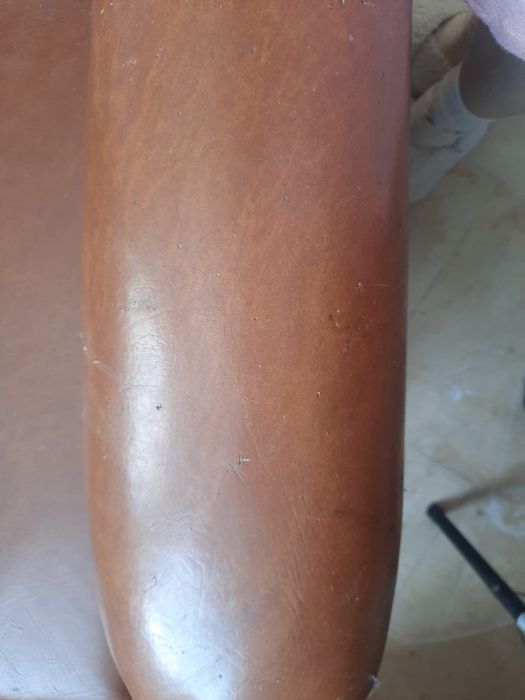 2 cadeirões em pele