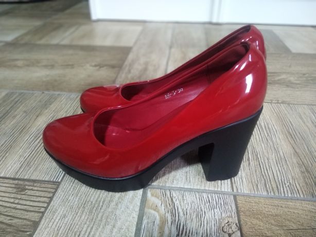 Жіночі туфлі червоного кольору