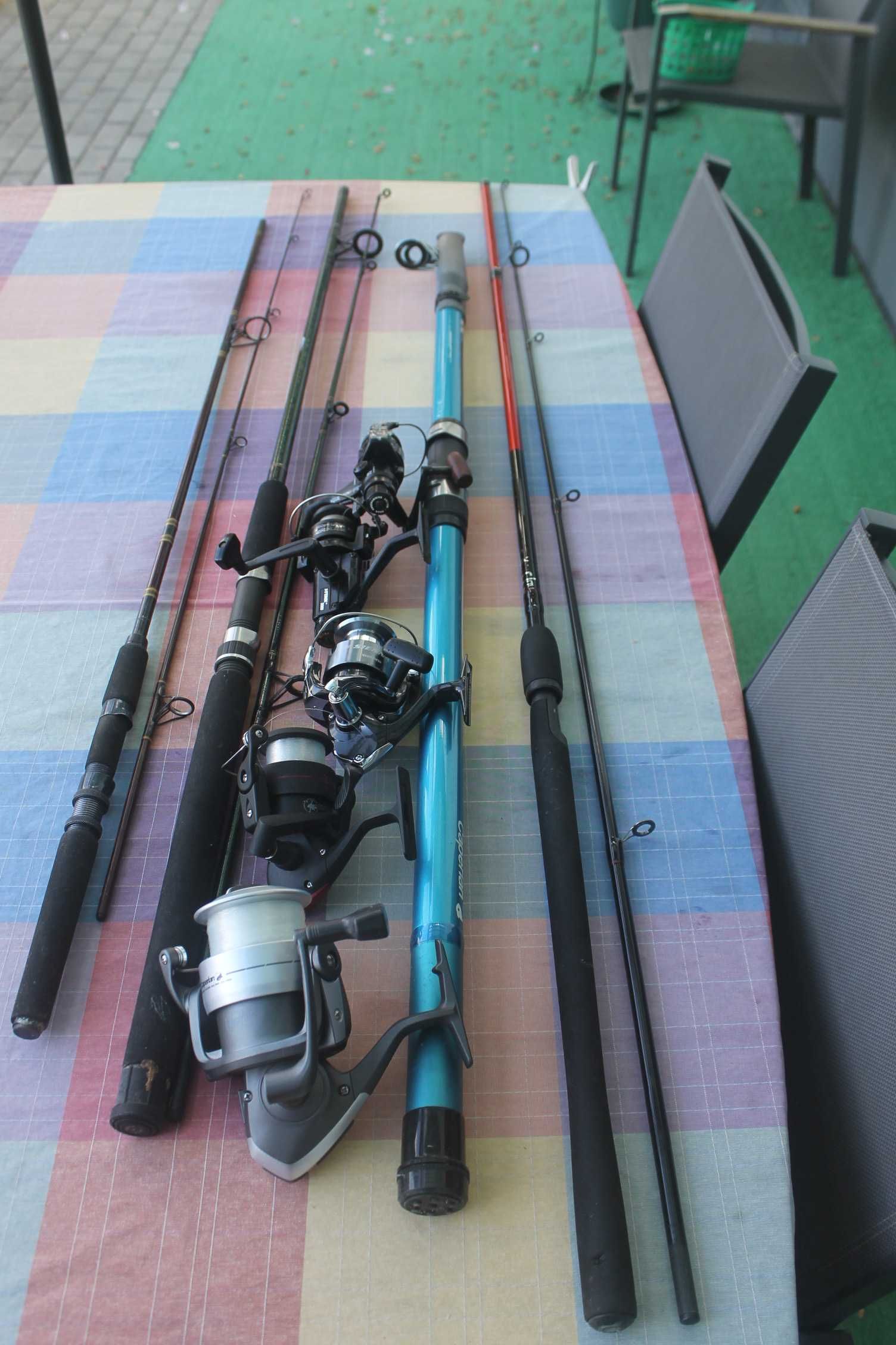 Conjunto carretos e canas de pesca
