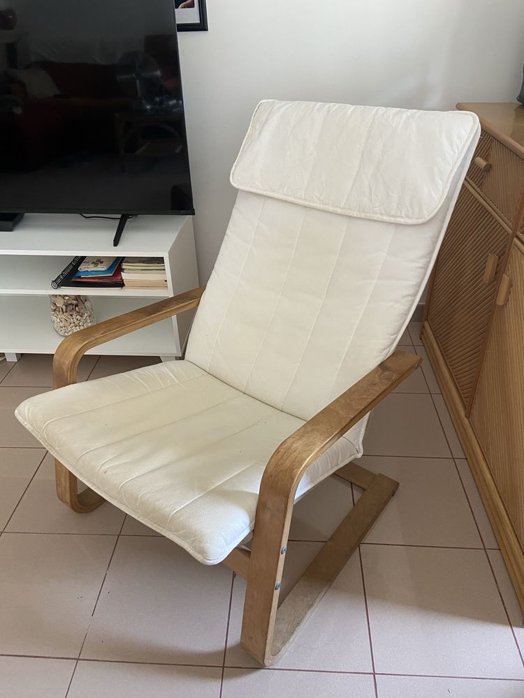 Cadeira de Baloiço IKEA Poäng – Estrutura em Madeira e Almofada Branca