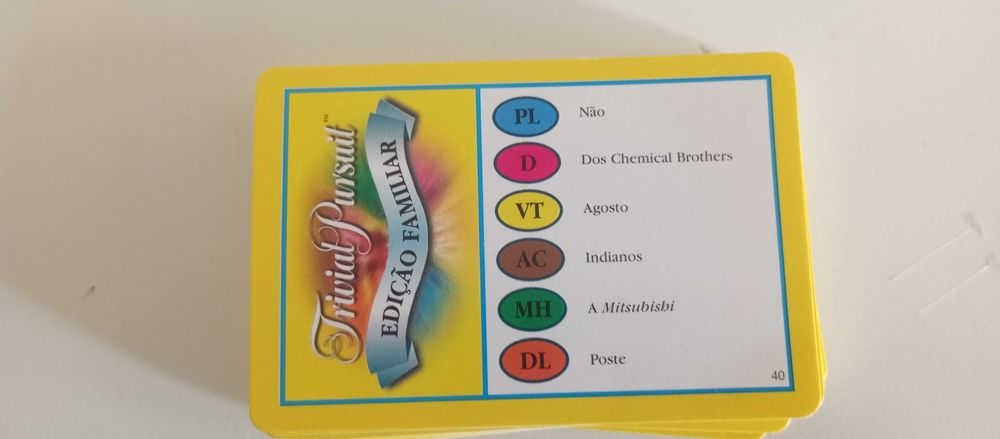 Jogo trivial pursuit edição familiar tamanho miniatura