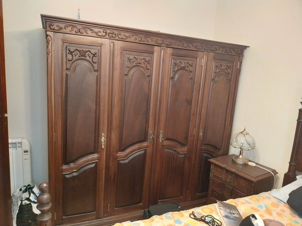 Mobilia de quarto completa em hotimo  estado usada de cor castanho esc