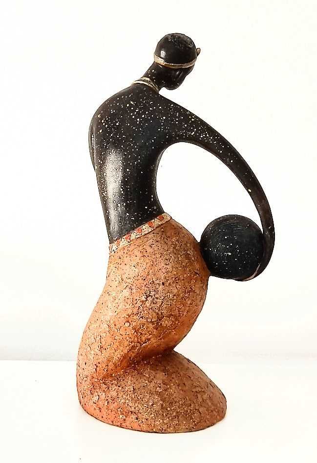 Artigo decorativo em cerâmica de mulher africana