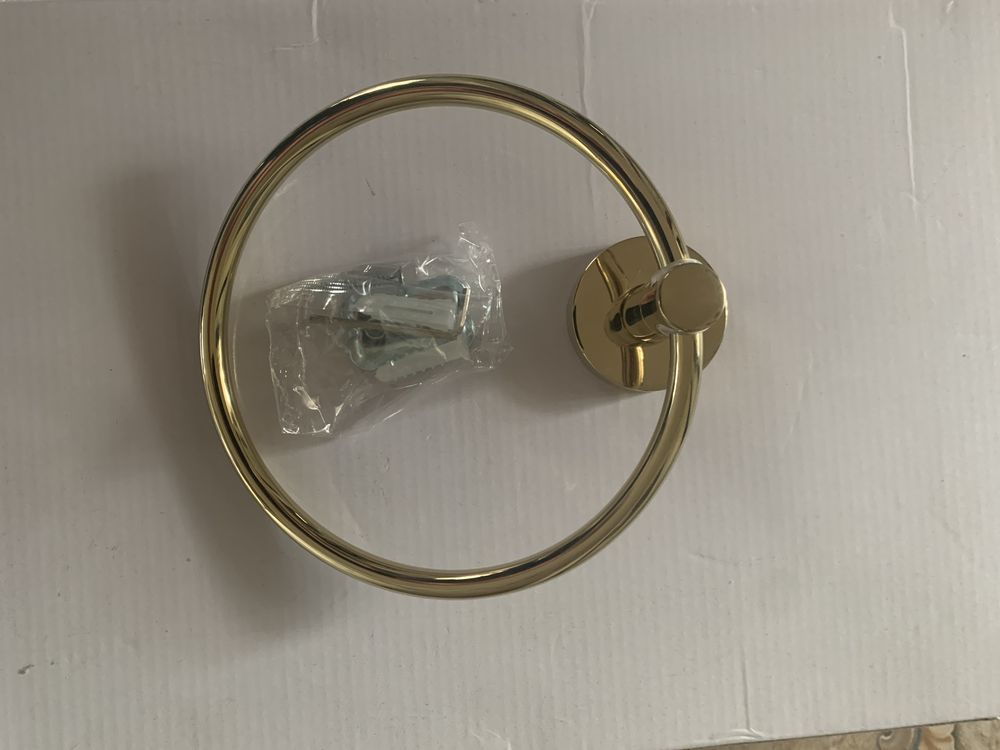 Zloty metalowy okragly wieszak