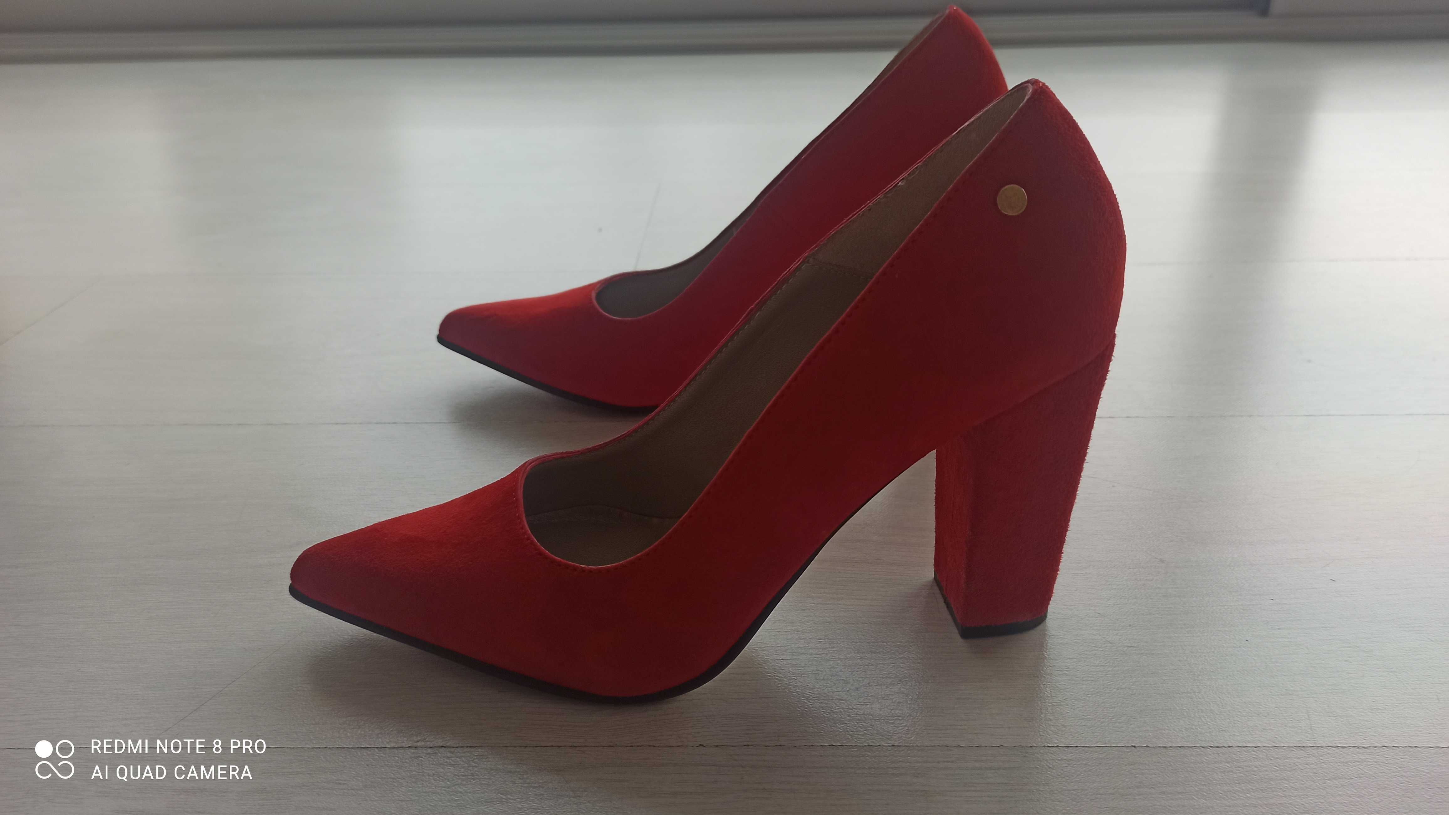 Vendo stiletto novo tamanho 41