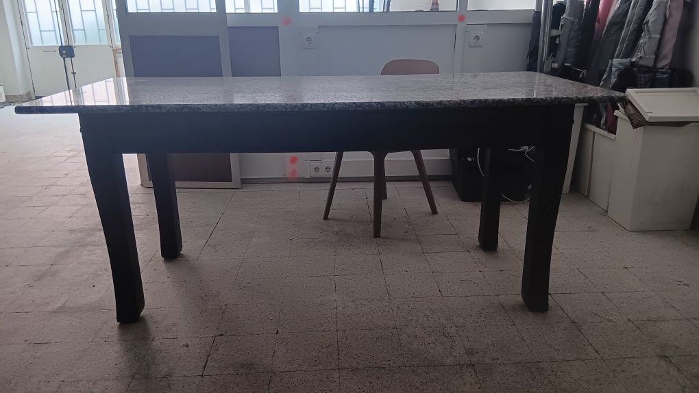 Mesa com tampo em pedra