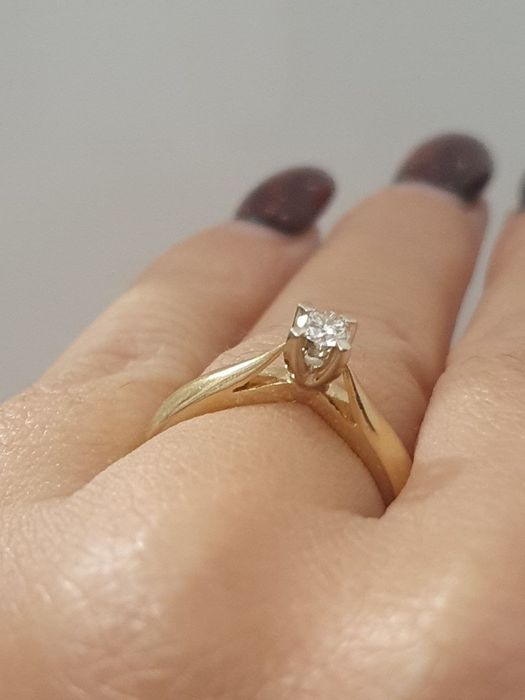 Золотое кольцо с бриллиантом