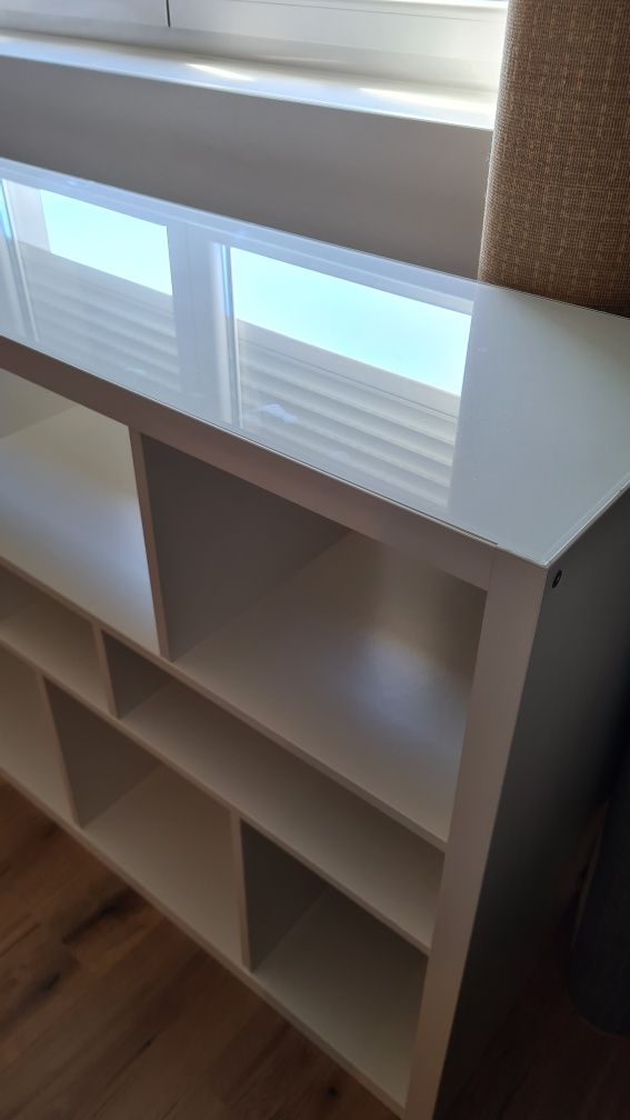 Móvel cubos IKEA com tampo em vidro branco