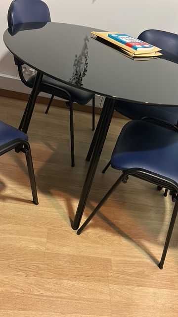 Mesa redonda de vidro preto do Ikea (SALMI)