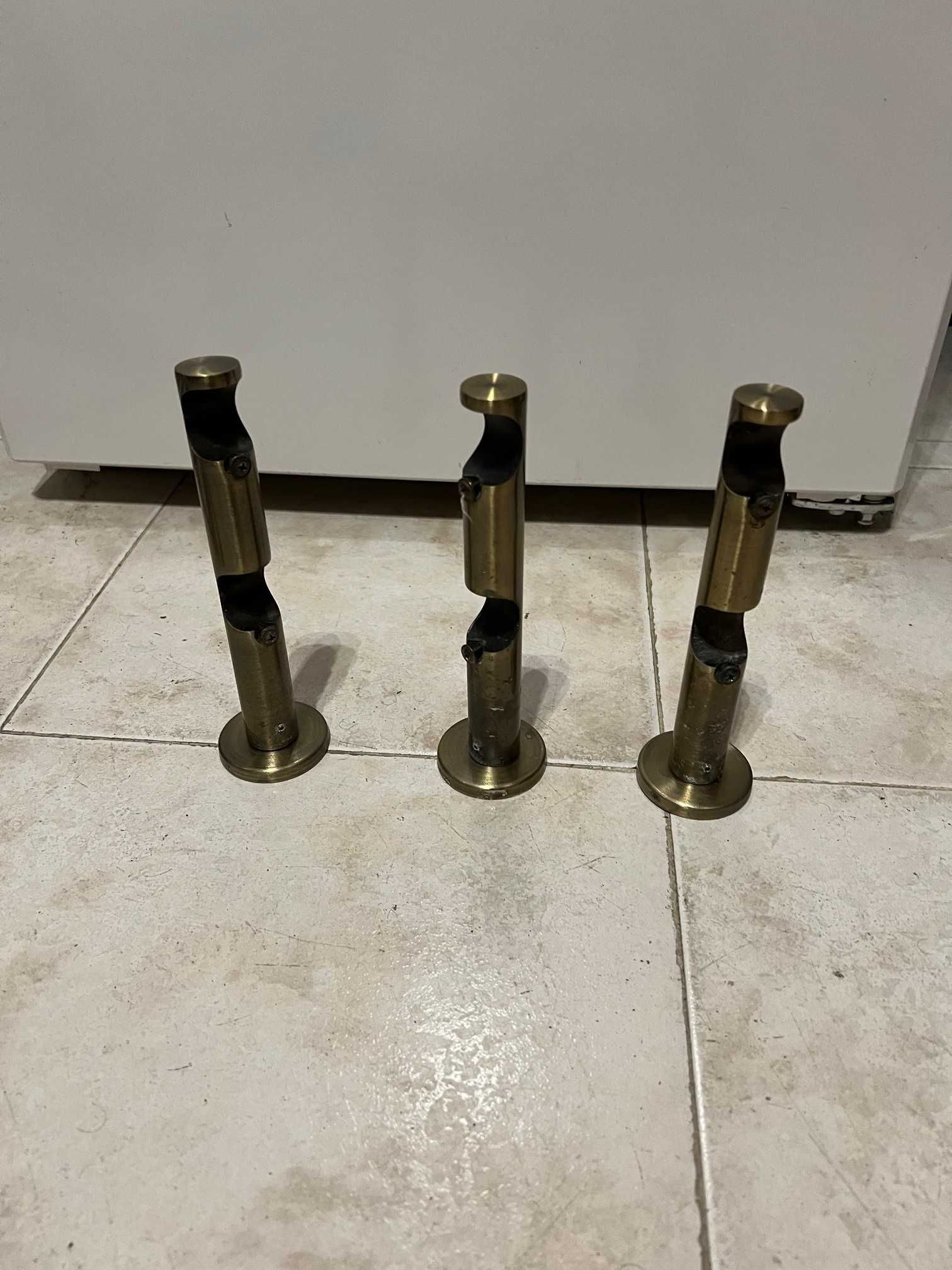 Conjunto de varões e suportes de metal