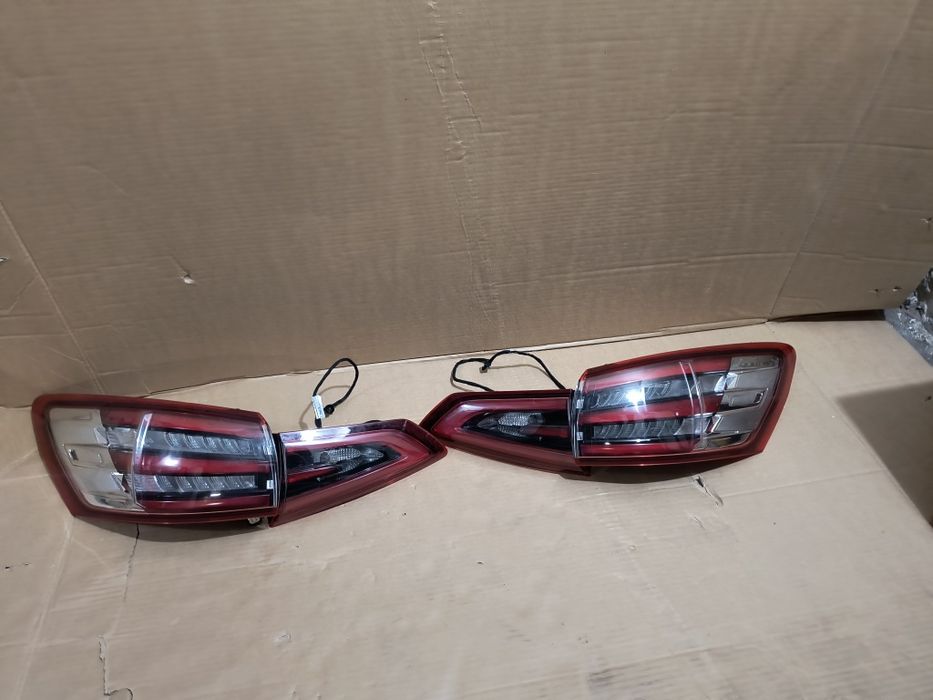 Lampa lewa prawa tylna blotnik klapa FORD S-MAX MK II
NR CZĘŚCI: EM2B-