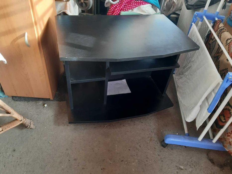 Stolik pod TV z PRL-u czarny na kółkach z półkami pod spodem