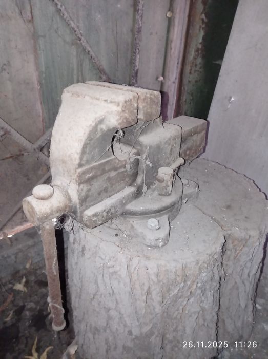 Тиски,продаються за 2500грн