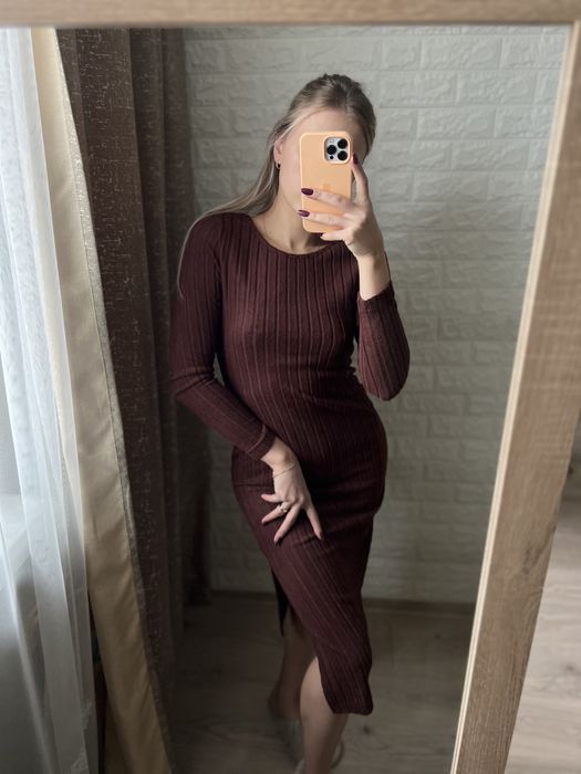 Тепла нова сукня з розрізом в рубчик шоколадного кольору