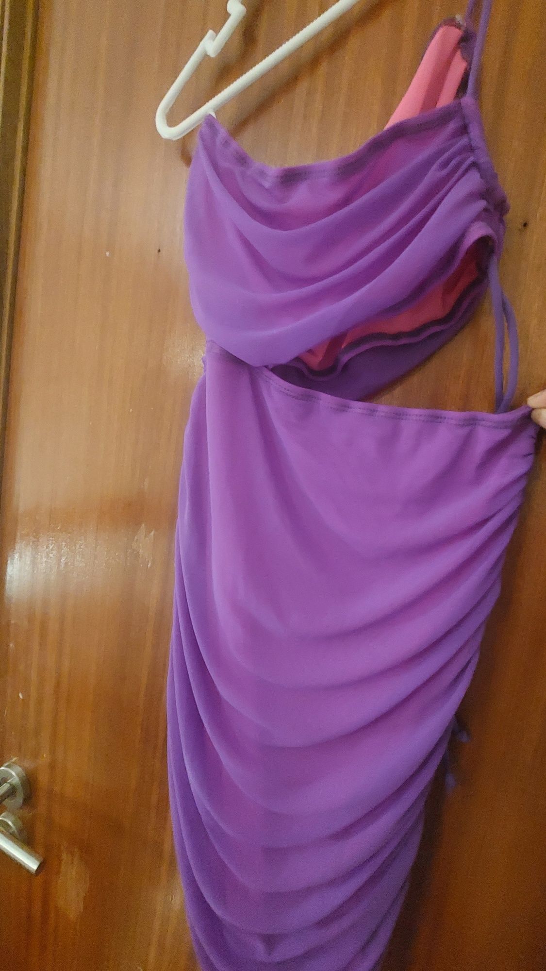 Vestido roxo com fenda(abertura)de lado