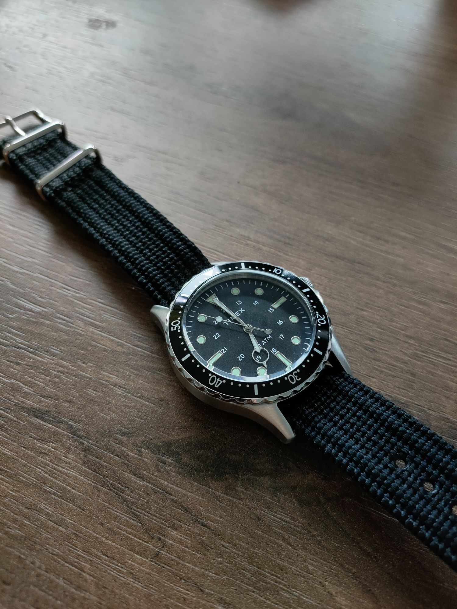 Zegarek Timex Navi Small na czarnym pasku nato