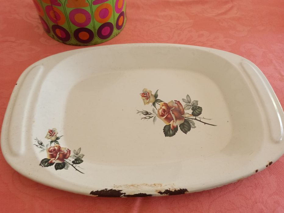 Travessa e caixa antigas de esmalte