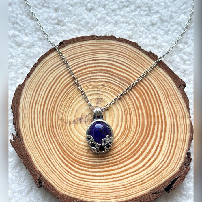 Naszyjnik w kolorze srebrnym z wisiorkiem granatowym