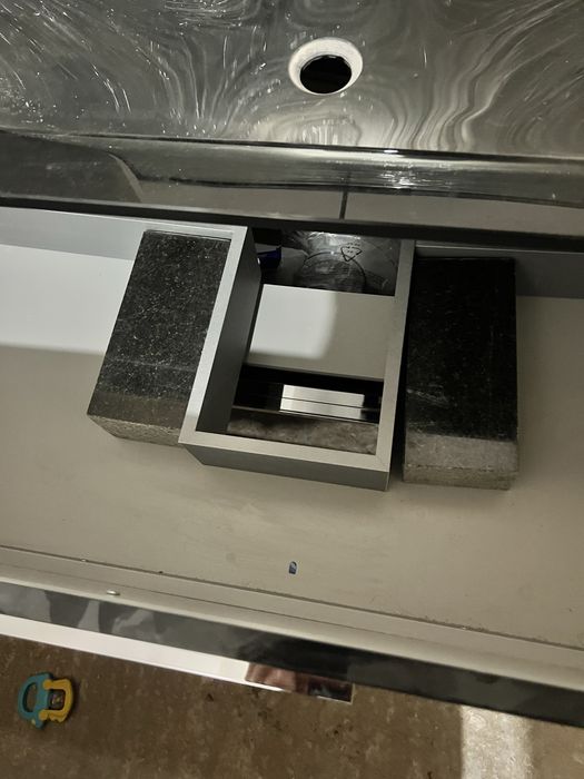 Чорна тумба з раковиною