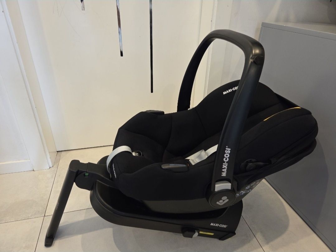 Łupina Maxi Cosi Cabrio Fix i-Size w zestawie baza Universal ISOFIX