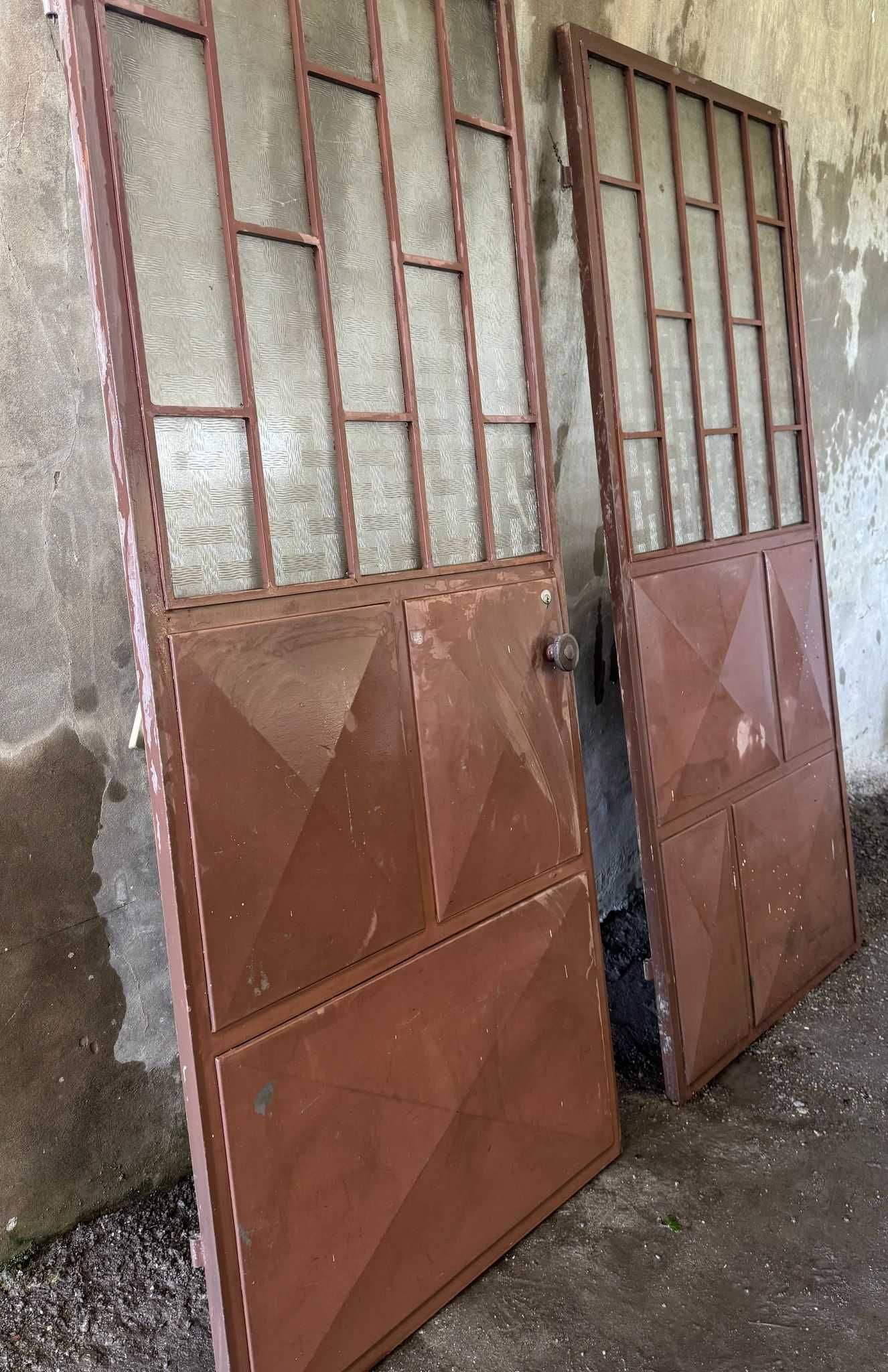 Portas de Ferro com Vidro Desfocado