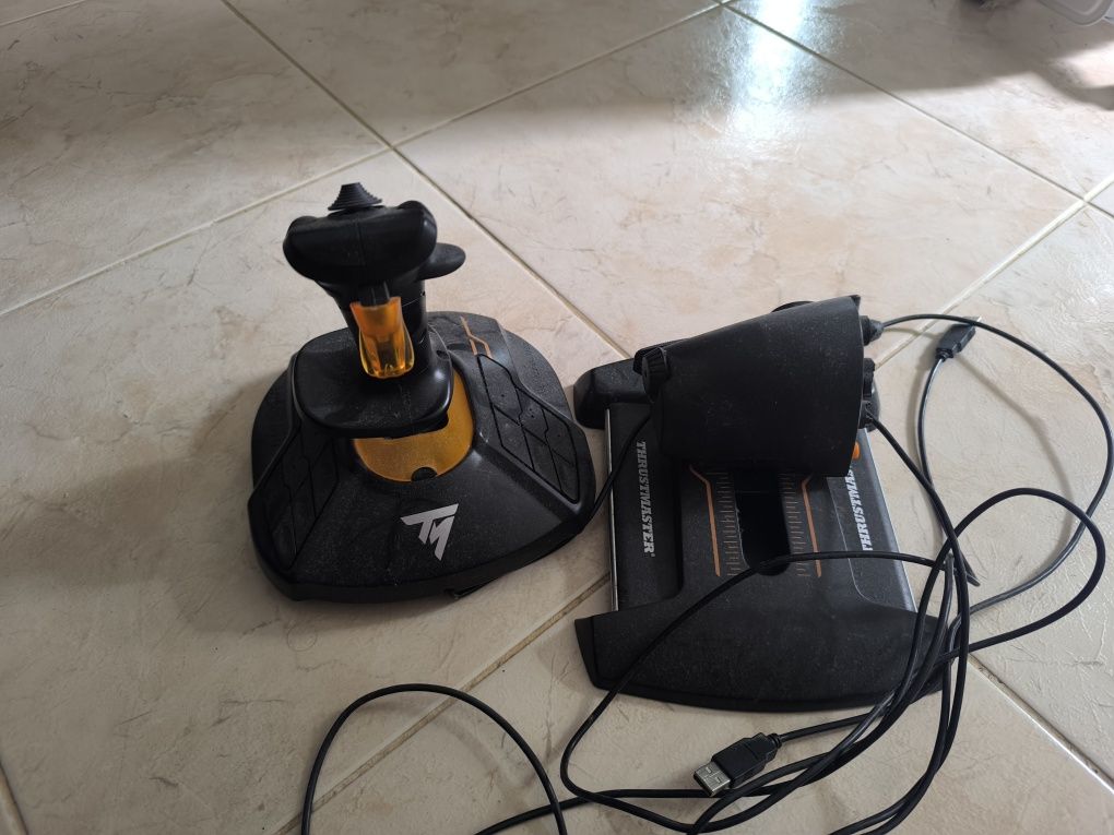 Joystick simulador de aviação Thustmaster