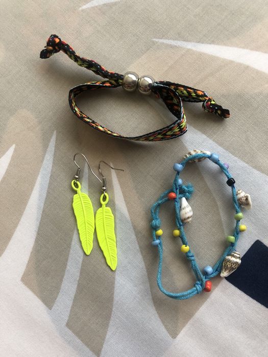 2 pulseiras e 1 par de brincos