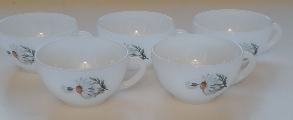 Chávenas em vidro leitoso