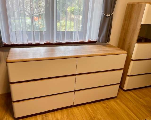 biała drewniana komoda