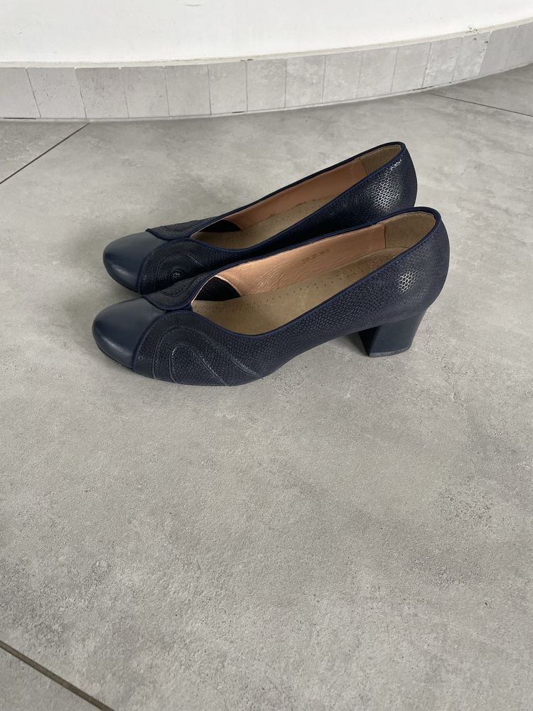 Buty eleganckie czółenka granatowe roz.41 skora