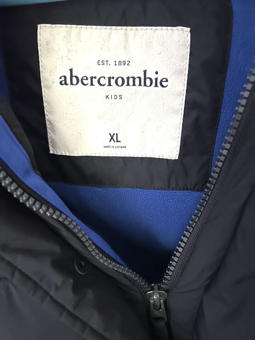 Ciepły bezrękawnik Abercrombie Kids XL granatowy z niebieską podszewką
