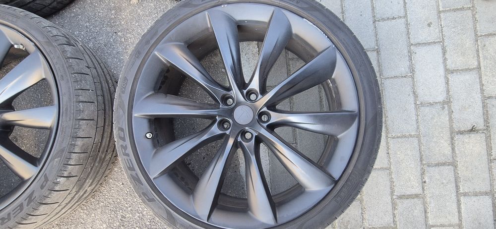 Колеса в зборі з датчиками тиску 5/120 R22 стояли на TESLA X