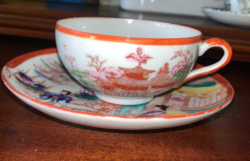 CHÁVENA COM PIRES EM PORCELANA CHINESA