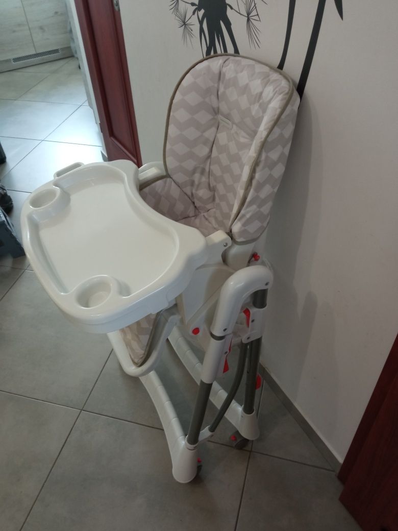 Krzesełko regulowane dla dziecka.