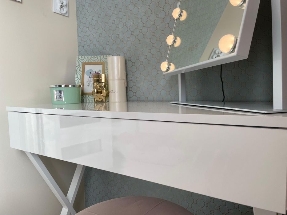 Toaletka do makijażu piękna, biała - stalowe nogi