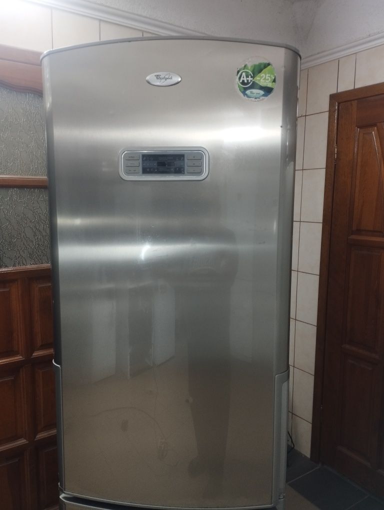 Холодильник з морозилкою Whirlpool  Нержавійка