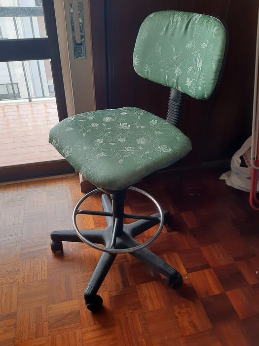 Banco alto com rodas e ajuste altura