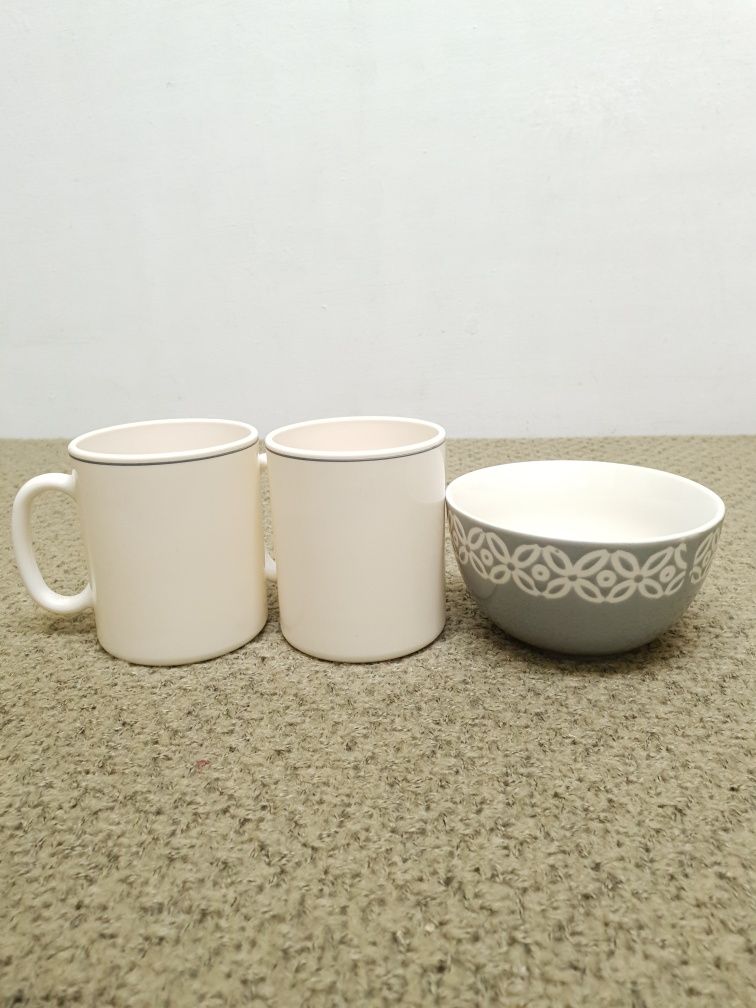 Zestaw ceramicznych porcelanowych kubków naczyń