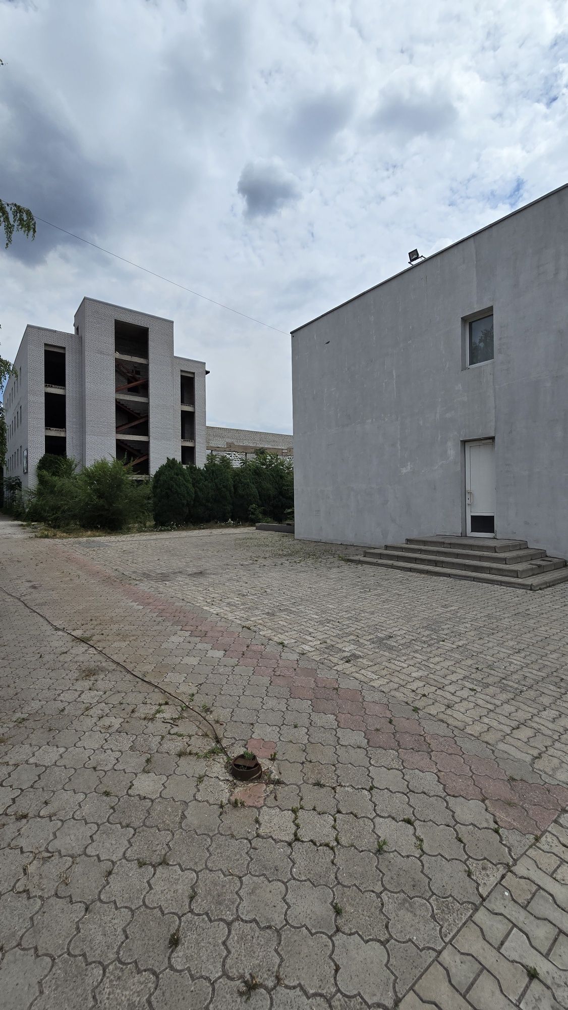 Продаётся база с административным зданием. Цена с НДС.