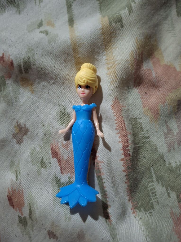 Boneca pequena e bonita
