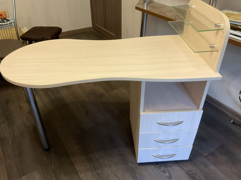 Продам маникюрный стол.