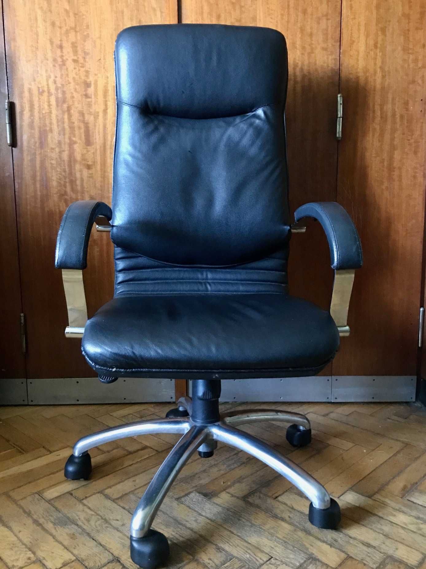 Fotel biurowy obrotowy do gabinetu - skórzany.