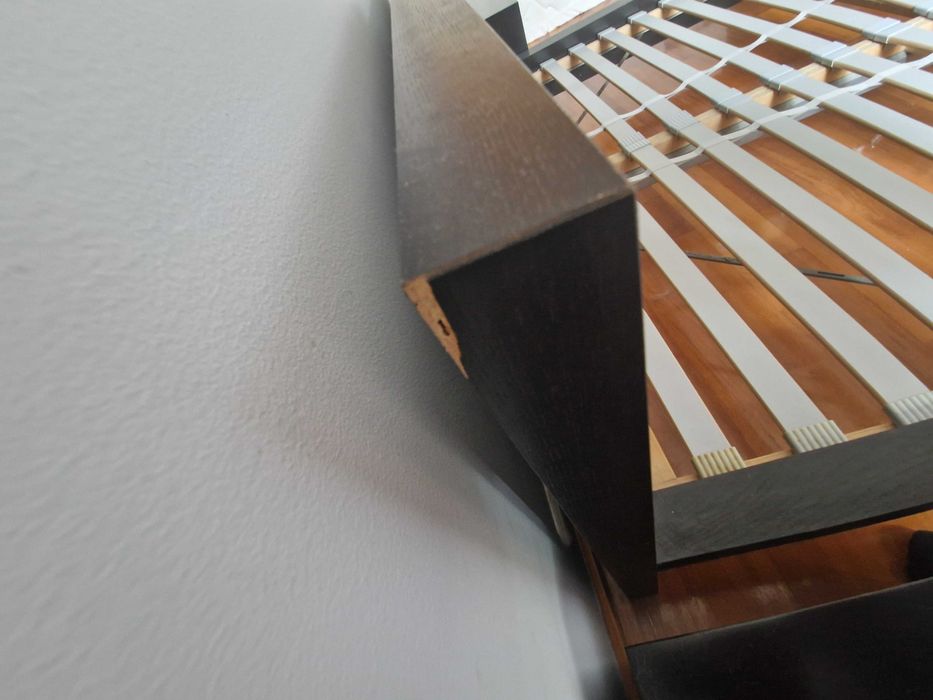 Cama com estrado e 2 mesinhas de cabeceira