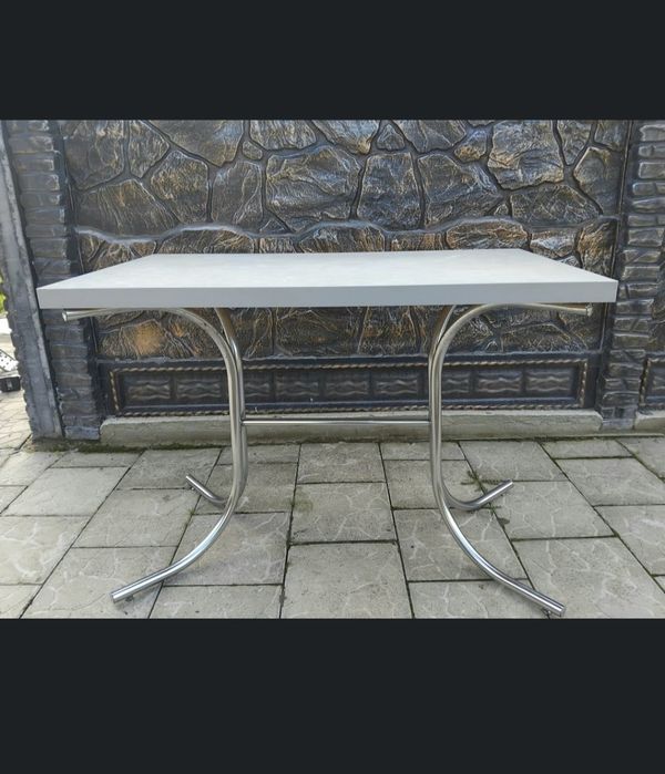 Кухонний стіл в хорошому стані