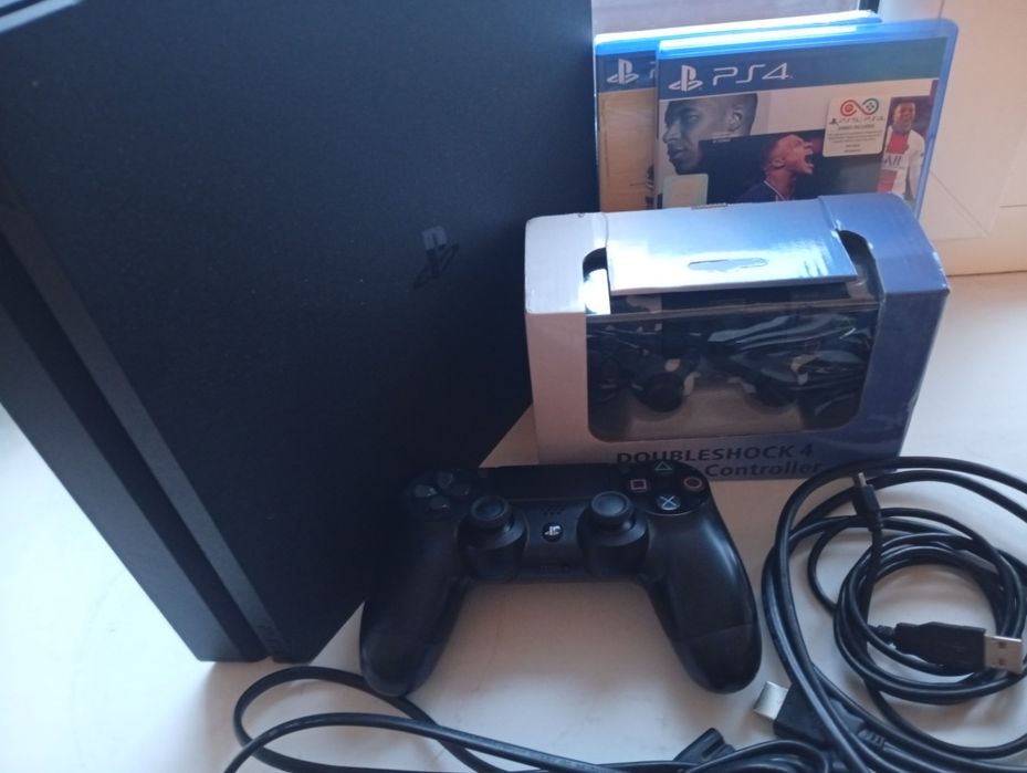 Продам Sony PlayStation 4 два джойстики ,ігри