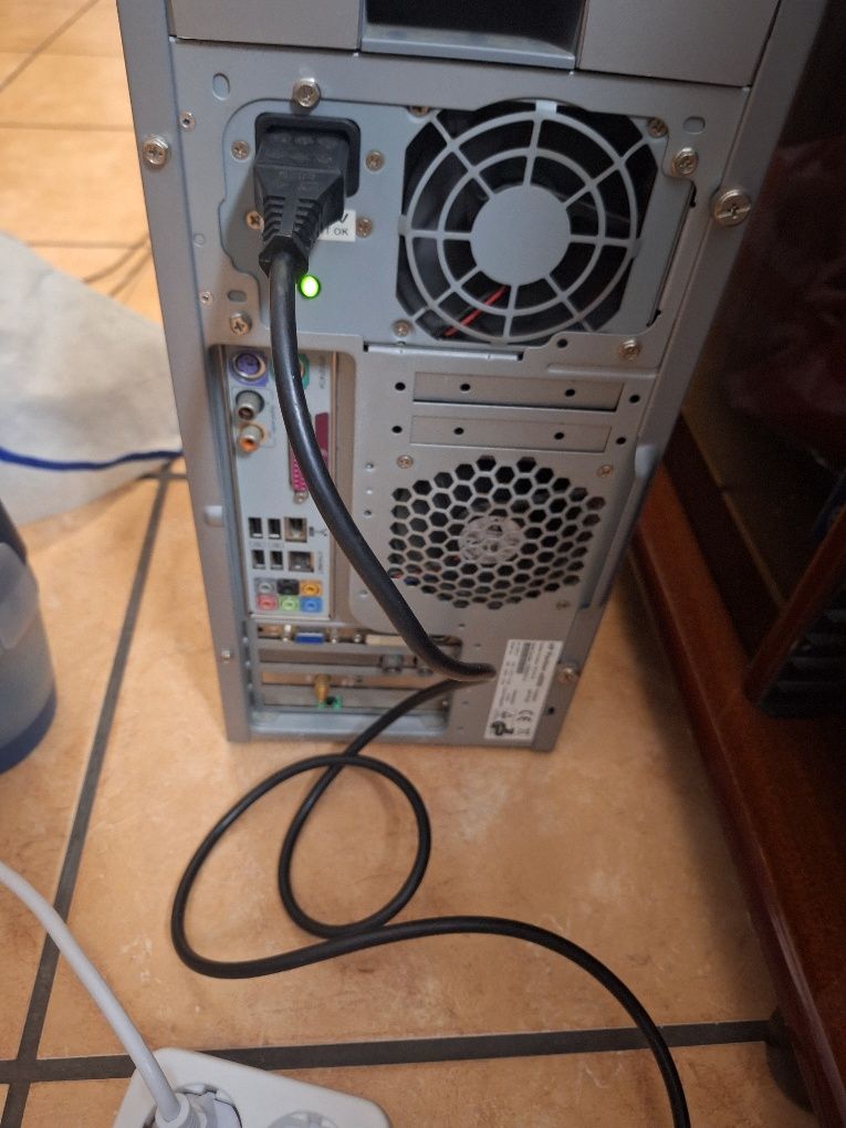 Vendo computador com torre HP