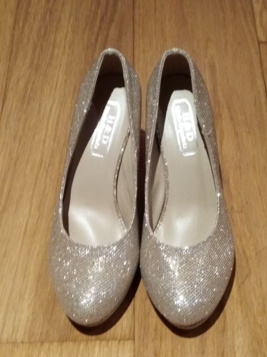 Sapatos beje c brilho n. 36 - novos